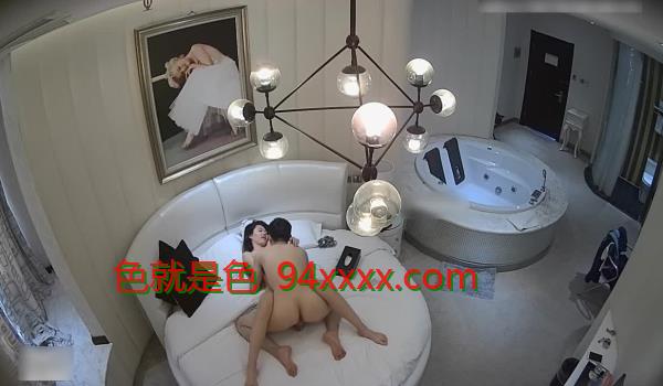 紧身牛仔裤美女和异地网友酒店私会，刚进屋男的就迫不及待的扒掉她裤子干她，连操了，2次，美女一直说：轻点，轻点！
