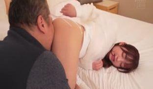 [中文字幕]HMN-356おじさんと浴衣＆制服デートダンディなおじさん、普通のおじさんどっちがいいの？おじさん达が本気で考第05集