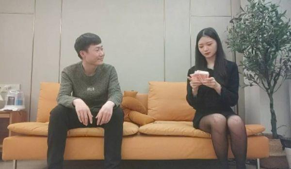 约黑丝美腿小姐姐啪啪清晰拍摄视角好,拉着头发后入骑乘爆插的...