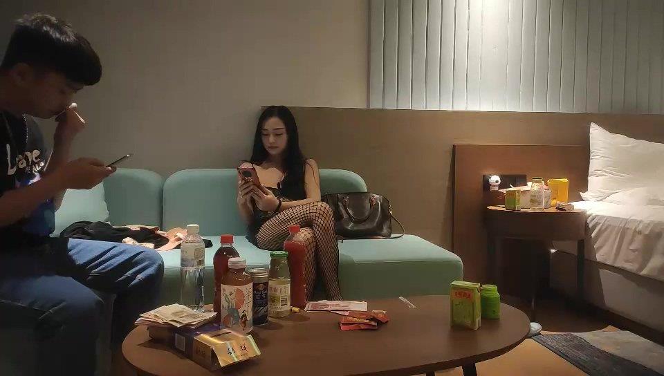 一支百威喝到底美腿外围骚女 连体网袜蹲着深喉  扶着浴室门后入  高跟鞋扛起双腿猛操