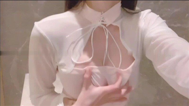 超美模特余贝拉首次露脸，全裸揉穴太美了，无内凸点，乳头看的很清楚[562.09MB/MP4]