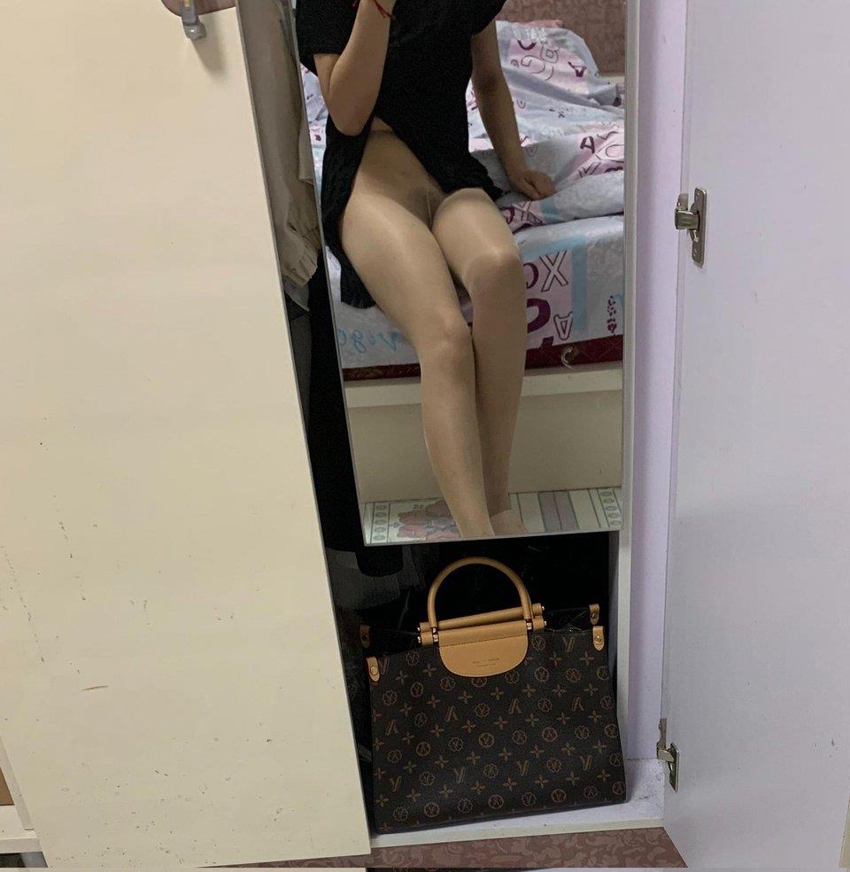 穿丝袜不穿内裤的人妻[32P]