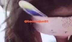 暴躁君夫妇户外勾搭路人。老公：撅起屁股，小哥哥你见过吗你想玩玩吗，她下面湿吗，她就是这样的骚货，真实不演，对话刺激！！第02集