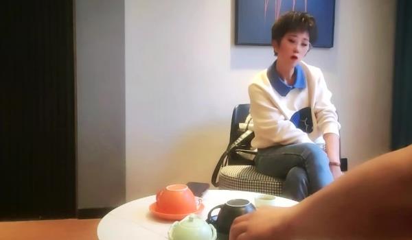 推荐，良家故事偷拍中年良家妇女收割机〜2天1女，人妻出轨，酒店内被操的好疯狂，酒店内被操的好疯狂