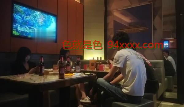 换妻极品探花KTV激情不眠夜，三男三女唱歌玩成人游戏，一人一个沙发上骑乘后入