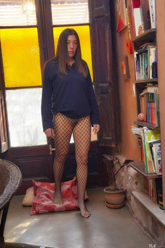 张开双腿并自慰