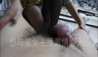 姐妹双飞“姐原来这玩楞这么好吃”对白搞笑淫蕩双飞姐妹俩妹妹是明星脸特像迪丽热巴姐俩抢J8吃