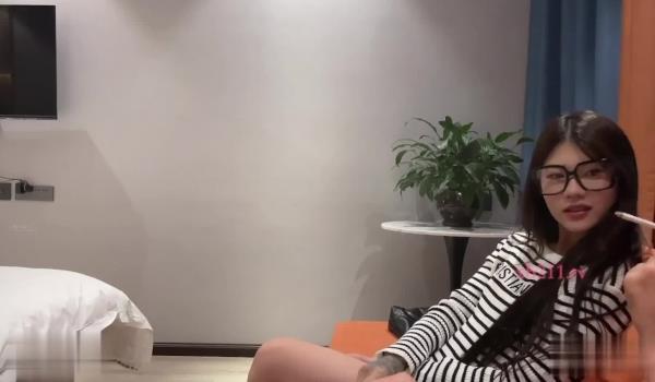 小李探花酒店重金约炮 纹身眼镜妹各种姿势爆插她的小嫩B