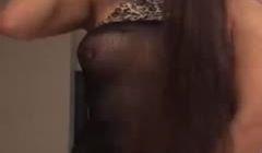 十分妖娆的外围美女，精巧的口活忍不住射她嘴里