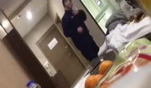 暴力男抽打女友