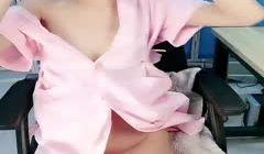 高颜值护士小姐姐值班和医生激情，丝袜制服全程露脸的小可爱道具自慰骚穴呻吟，给值班医生深喉大鸡巴好暴力。