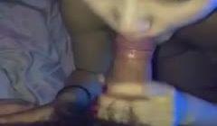 蓝色迷人灯光下的裸体