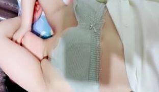 清纯学妹被男友拉来破处，少女初夜，羞涩无比