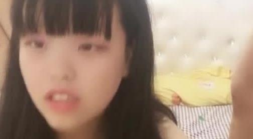 大哥的两个小女人，全程露脸乖巧听话纹身大哥的幸福啪啪，一起给舔鸡巴各种体位轮草骚逼，撅着屁股抠穴刺激