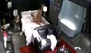 酒店偷拍小伙把身材修长大学女友干的狂叫,听声音都都哭了,追到卫生间继续干