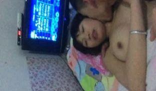 小夫妻出租房内自拍，被窝里又亲又揉，国语对白
