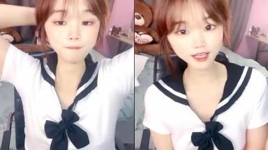 和男友激情操情趣制服一脸呆萌扶着屌吸吮骑上来抱着屁股操爽的直浪叫。