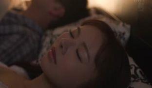 [无码破解]URE-079大人気！！「义父」シリーズを栗山莉绪で卑猥に、艶やかに、再実写化！！原作-中华なると义父～百合子～第05集