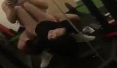 女友在沖澡找她闺蜜一起运动一下