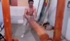 奇谈怪事用大木桩撞下体