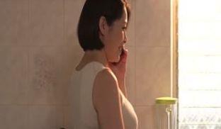 [中文字幕]ROE-117家政妇の真希さんは俺たち家族の母兼・中出しペット友田真希第05集