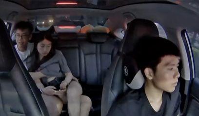 长沙网约车 情侣后座激战亲热摸奶抠逼 视频全网疯传 老司机愣是一眼没看