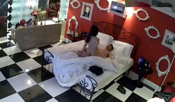 情趣酒店房偷拍帅哥和女朋友开房啪啪
