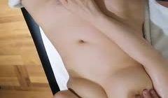 男师傅在线指导：这胸部按得舒服吧，你舒服吗美女，其实这种3P的话谁小谁尴尬哈哈哈。3P大奶阿姨，实力叫床，骚诱惑！第01集