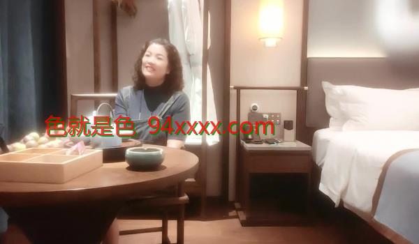 良家故事偷拍良家妇女收割机，老公不看手机，肆意撩骚，还偷偷摸摸开房求操，不守妇道