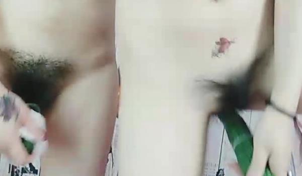 两个阴毛旺盛的主播一起拿黄瓜自慰一起洗澡
