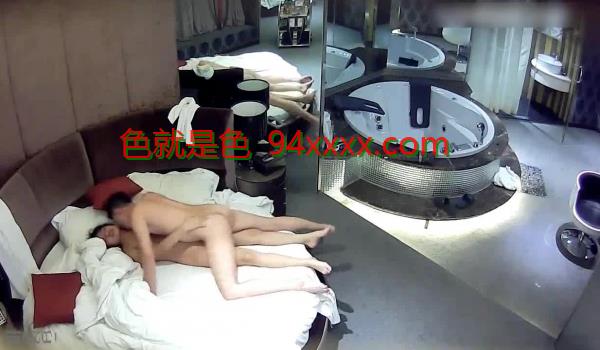 胸脯很大很诱人的美女大学生美眉被性经验丰富的男友用道具玩的舒服死了兴奋啪啪啪男上女上变换干的很快活