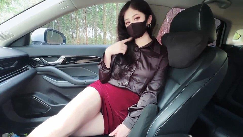 萌崽儿- 野外车震高冷女上司 全裸圆润的大屁股索要肉棒 大开车门后入操逼 狠狠的内射