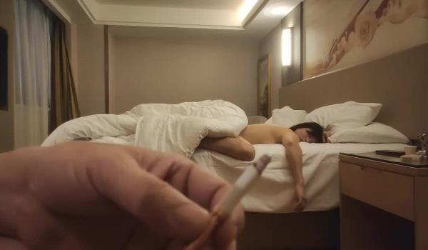 中年妇女收割机 良家故事跟着大神学泡良 风韵犹存的人妻 高潮过后昏昏睡去 被玩醒了爆操两炮爽死了