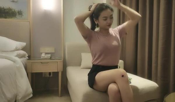 小马丶寻花肉感十足超大胸外围美女，镜头前特写口交，扶着床拉手站立后入，大力撞击晃动奶子