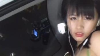 美女主播户外大马路边、车内道具大秀，前面辆车躲着两个男的偷看也不敢下来