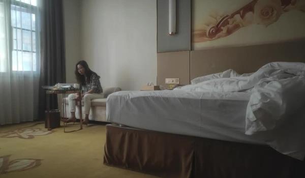 ️良家故事偷拍.良家妇女收割机 水多长发眼镜女~骚！好畅快 男主直说眼镜骚女好会喷 床都被喷湿了