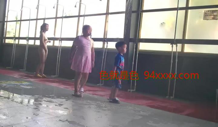 贵在真实，游泳馆女士区内部春色曝光，专挑年轻身材好的拍，入镜的几位妹子身材炸裂