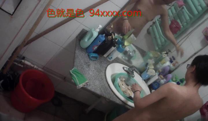 窗外偷拍邻居家三个女儿洗澡 风格各异你想好了要撸哪个没有
