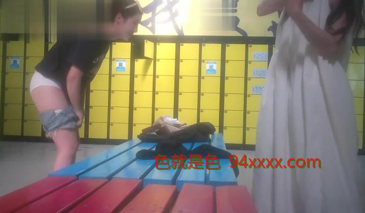 国内水上乐园偷拍美女换衣13（三对漂亮母女花）
