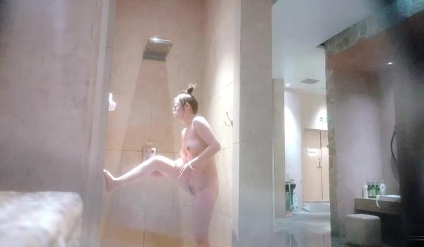国内洗浴偷拍第26期 眼镜美乳轻熟骚妇 泡澡、淋浴更衣应有尽有，好多年轻女神