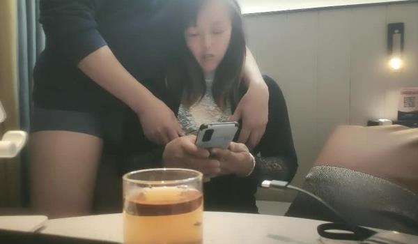 良家故事把寂寞许久的姐姐，撩到酒店爆操，这骚货满足了