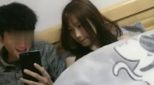 瘦瘦的长手长脚的广西18岁超级粉嫩的漂亮又清纯的妹子 惨遭一胖子和一瘦子轮流3P啪啪 真是心疼这个妹子