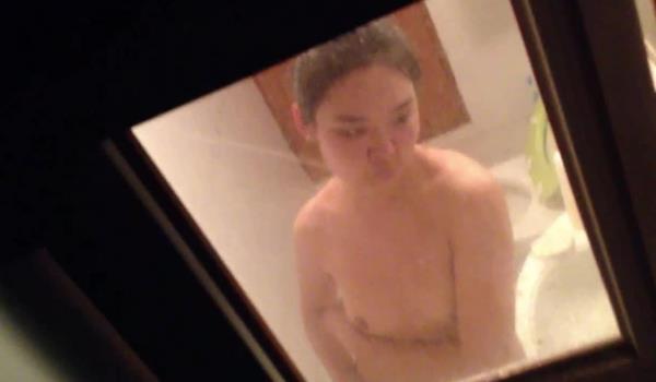浴室偷拍 翰林大学寝室扒窗冒死偷拍多位女生洗澡 怼脸拍被发现吓的惊花失色 雪白大奶子真是刺激