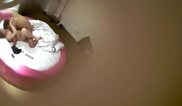 投影墙电视酒店年轻情侣激情肉战眼镜妹外表清纯干起来热情似火小伙经验丰富把妹子玩弄的娇喘呻吟欲仙欲死