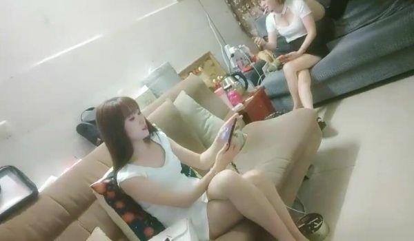 巨乳甜妹小萌足疗店偷懒，被老哥撩回房揉奶托臀抱起猛干！