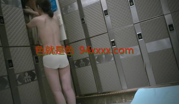 大神潜入温泉洗浴会所更衣室淋浴间 ️来回穿梭偷拍说方言的吊带裙气质美女
