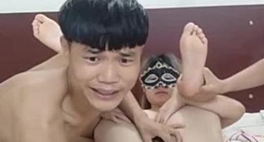 一男二女玩3P 男的干的很开心 干完后妹子拿黄瓜戴套自己玩