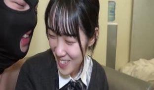 FC2PPV3245358黒髪の制服10代。凛とした色白スレンダーの発育中マンコがまさかの大量潮吹き。人生初の生ハメ中出しの気持。第01集