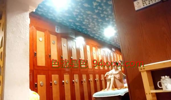 洗浴中心 高清晰度偷拍极品超美少妇身材极好，白色紧身裤，被偷拍了浑然不知