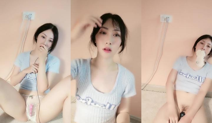 极品御姐一口芝士骚逼奇痒，直播大秀自慰，淫欲诱惑狼友，嫩逼掰开观看，叫春饑渴啊！